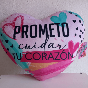 Cojín de corazón con la frase “Prometo cuidar tu corazón”